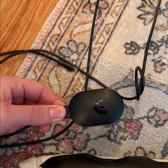 BEATS pill White Portable Bluetooth Speaker - Picture 2 of 5